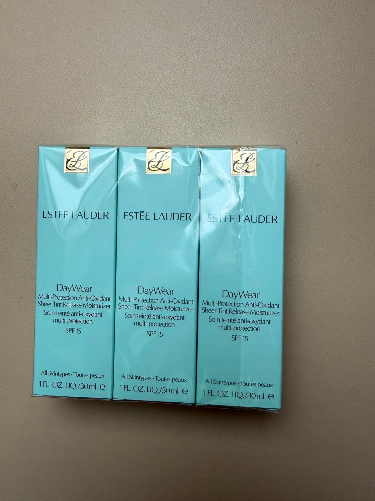 Estée Lauder Daywear Sheer Tint 30ml (3x) NIEUW, in sealing, Sieraden, Tassen en Uiterlijk, Uiterlijk | Gezichtsverzorging, Ophalen of Verzenden