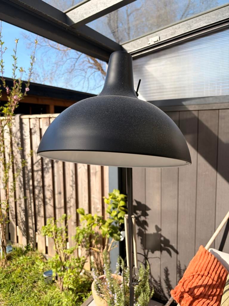 Mooie zwarte staande lamp van Kwantum, Huis en Inrichting, Lampen | Vloerlampen, Ophalen, Zo goed als nieuw, Metaal, 150 tot 200 cm
