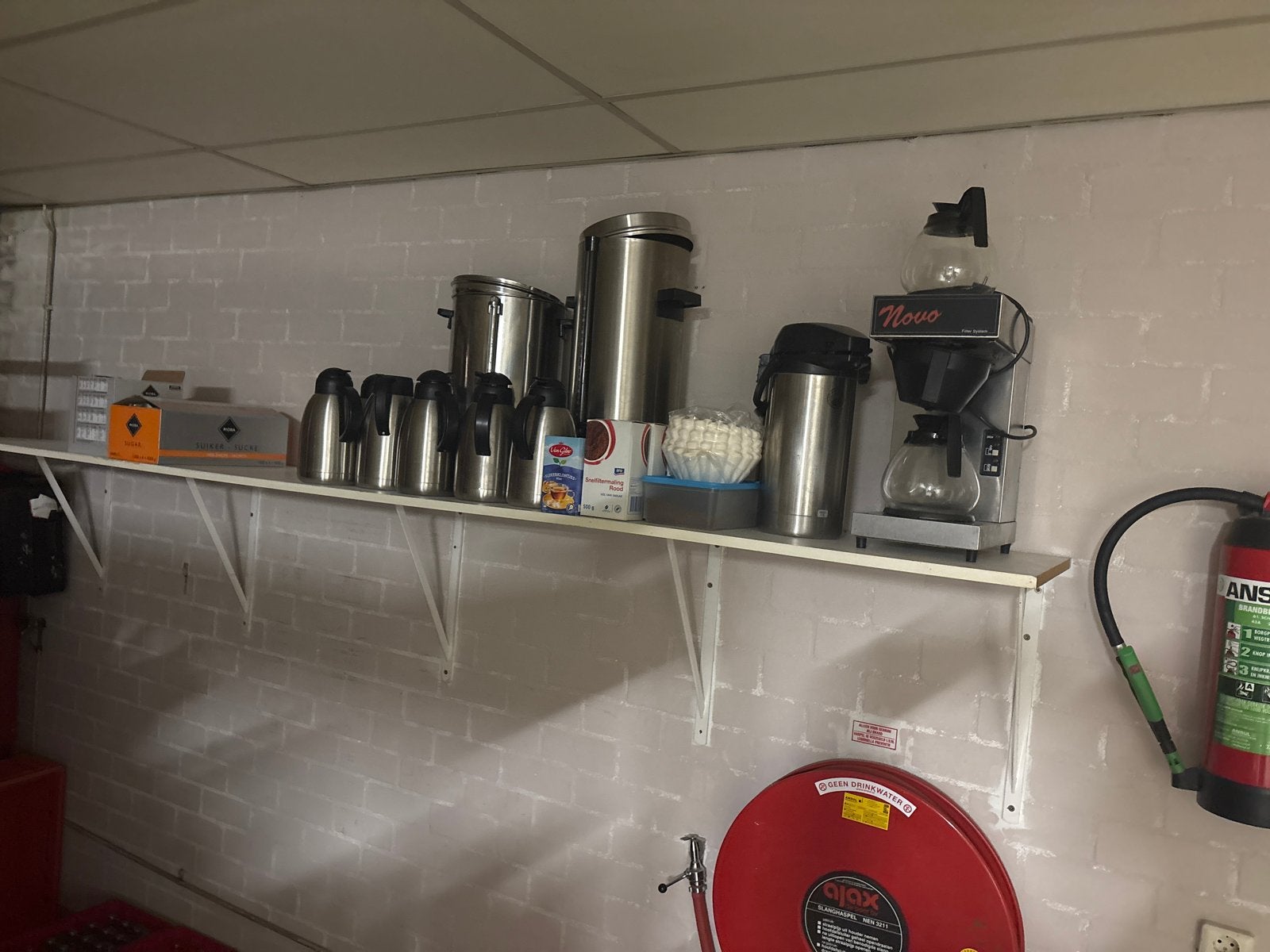 Novo Koffiemachine met 2 kannen en 6 thermoskannen, Witgoed en Apparatuur, Koffiezetapparaten, Ophalen, Gebruikt, 10 kopjes of meer