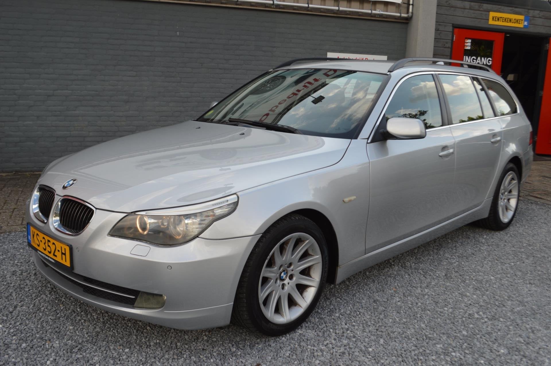 BMW 5-serie Touring 523i High Executive AUT Airco Leer Navi, Achterwielaandrijving, Gebruikt, Leder, 93 €/maand