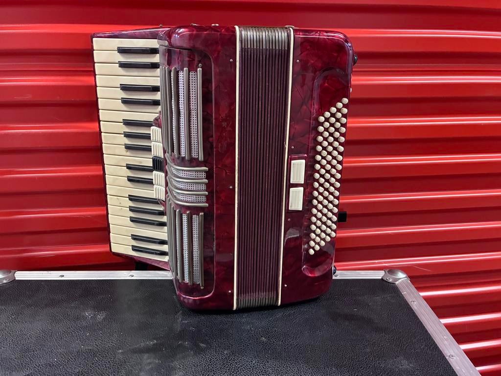 Accordeon, rood, merk onbekend, t.e.a.b., Ophalen, Gebruikt, Met riemen