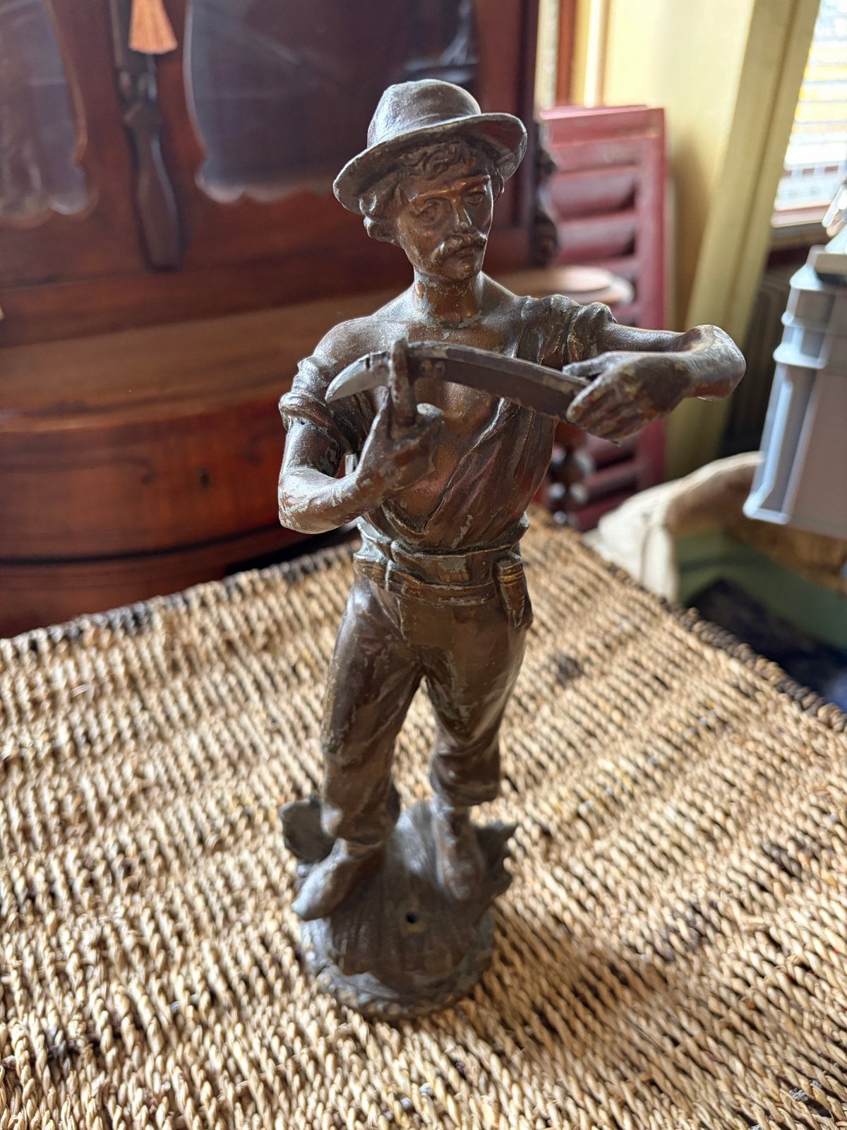 Vintage bronzen beeld van een mijnwerker met pikhouweel, Ophalen of Verzenden, 20 - 50 cm, Beeld, Bruin