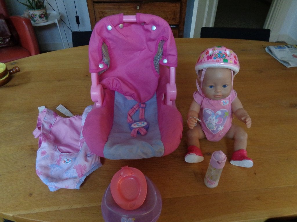 Baby Born accessoires:flesje,potje,maxi cosie,helm, Ophalen of Verzenden, Zo goed als nieuw, Overige typen