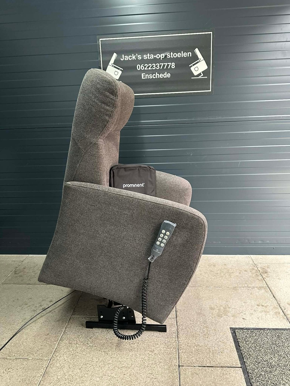 Sta op stoel merk prominent, Huis en Inrichting, Fauteuils, Minder dan 75 cm, Ophalen of Verzenden, Zo goed als nieuw, Stof