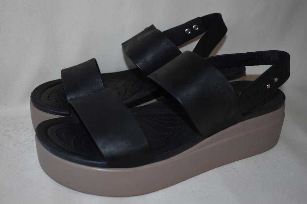 April'26 CROCS maat 41 US 10 sandalen NIEUWSTAAT, Zwart, Zo goed als nieuw, Crocs, Sandalen of Muiltjes