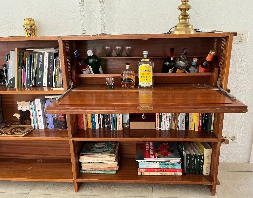 Boekenkast met bar (drankvak), massief mahonie, jaren 50/60, Ophalen, Deens, lijkt sterk op kasten van architect Mogens Koch, Gebruikt