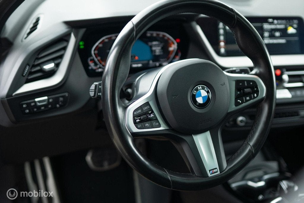 BMW 1-serie 118i M Sport |Pano |Kuipstoelen |H&K |HUD |ACC, Auto's, BMW, Gebruikt, Bedrijf, 3 cilinders, 695 kg