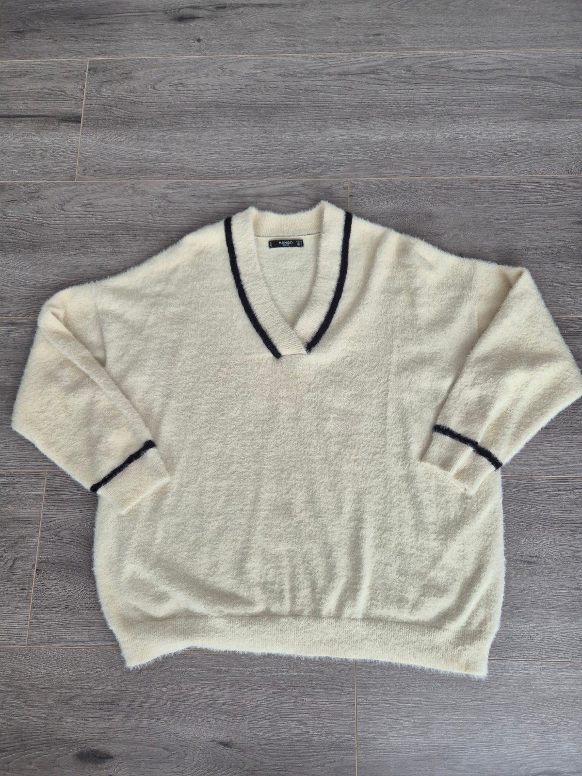 Mango Fluffy V-Hals Trui met Contrastbiezen - Maat M, Kleding | Dames, Maat 38/40 (M), Ophalen of Verzenden, Zo goed als nieuw