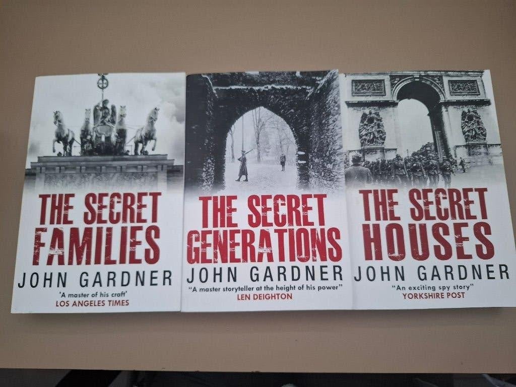 John Gardner-The secret families/ generations/ houses ENGELS, Ophalen of Verzenden, Zo goed als nieuw, John Gardner