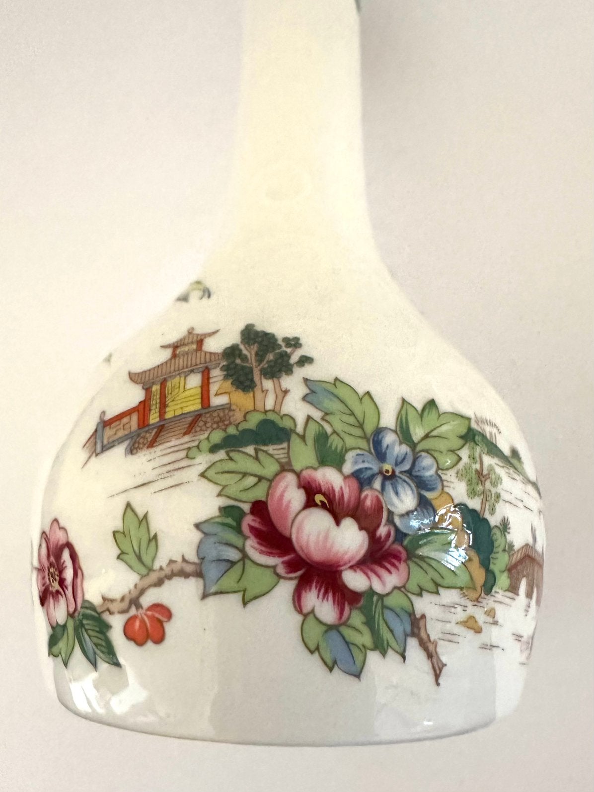 Porseleinen vaasje van Crown Staffordshire “Pagoda, 14cm, Ophalen of Verzenden, Zo goed als nieuw, Wit