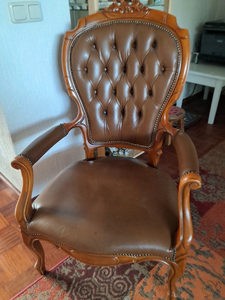 Klassieke fauteuil met bruin leer., Huis en Inrichting, Fauteuils, Ophalen, Gebruikt, Minder dan 75 cm, Klassiek. Chesterfield.