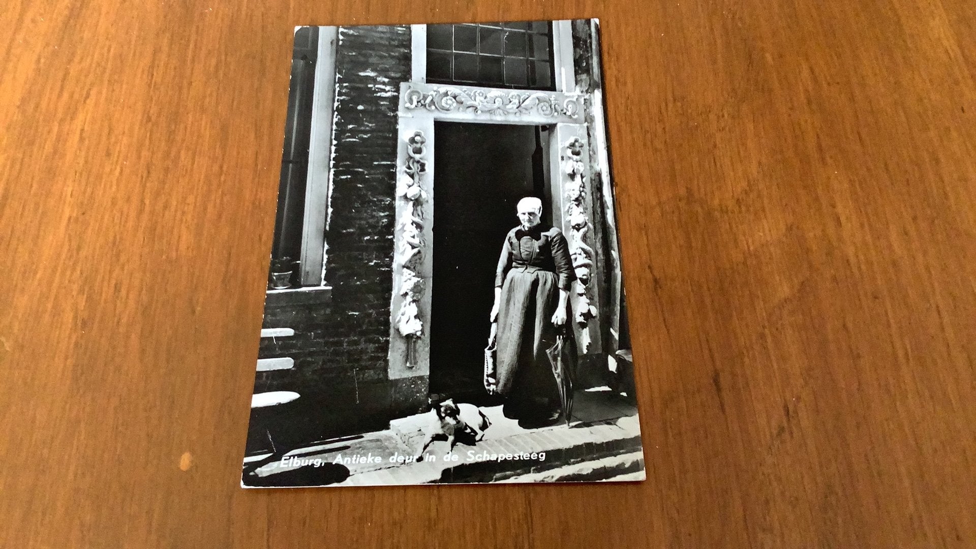 Elburg.   Antieke deur in de Schapesteeg, Verzamelen, Ansichtkaarten | Nederland, Ophalen of Verzenden, 1940 tot 1960, Gelopen
