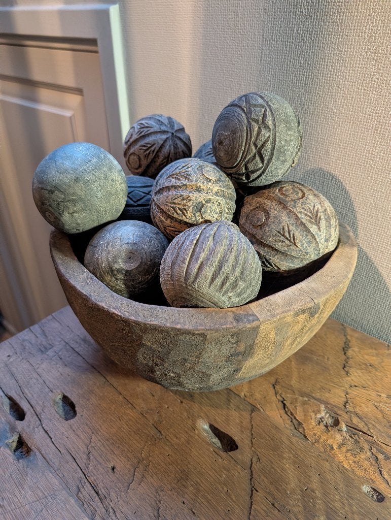Decoratieve houten bak met 9 bewerkte ballen, Gebruikt, Schaal, Rond, Ophalen of Verzenden