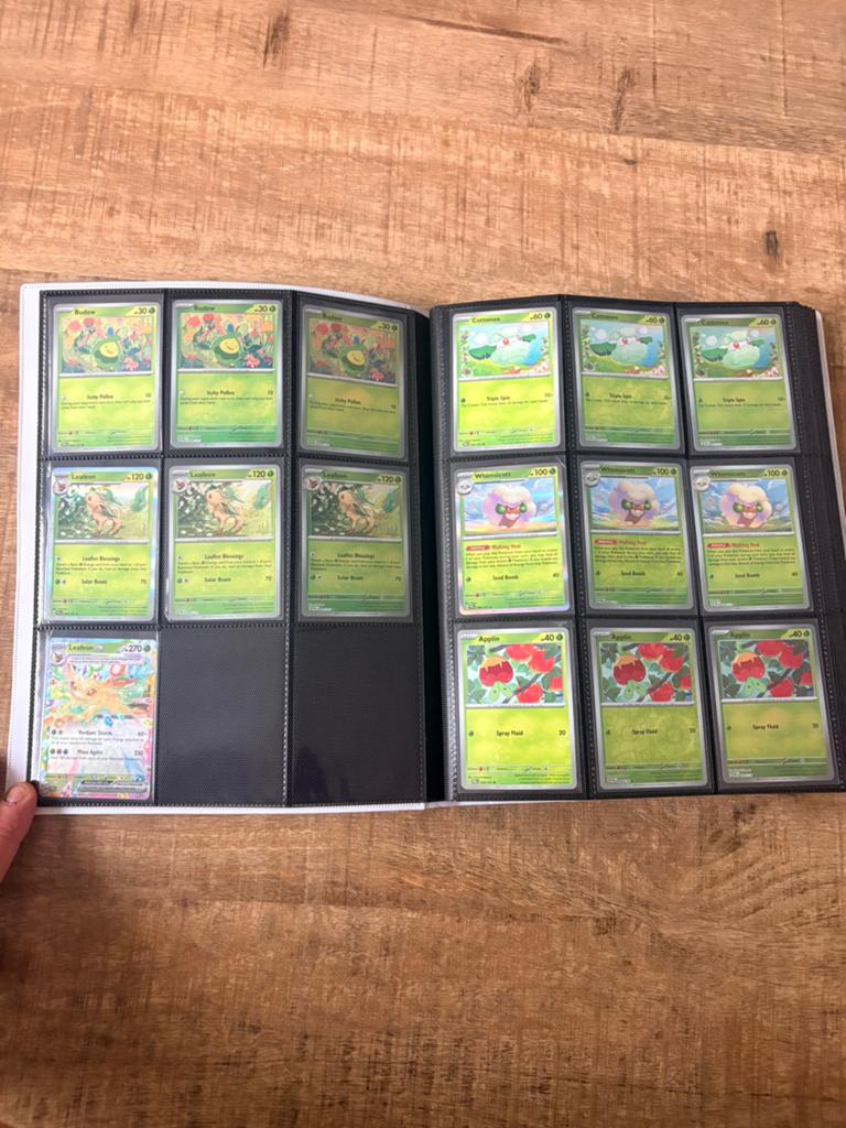 Pokemon prismatic evolutions binder master base set, Ophalen, Gebruikt, Meerdere kaarten