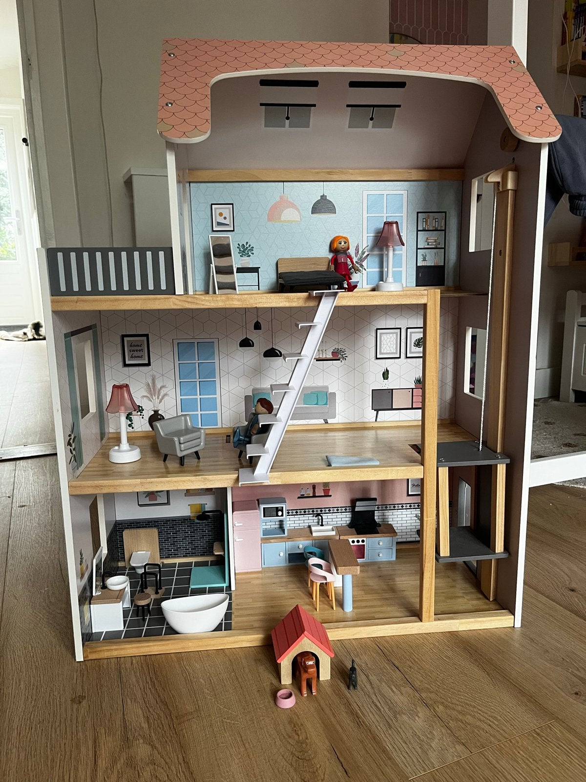 Groot houten poppenhuis van Lidl met meubels en poppen, Kinderen en Baby's, Speelgoed | Poppenhuizen, Ophalen of Verzenden, Zo goed als nieuw