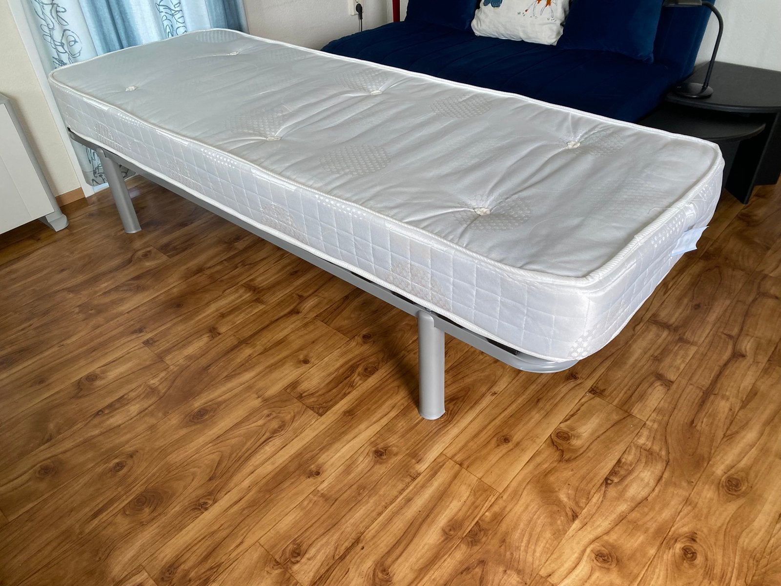 eenpers. bed, bedframe met lattenbodem + matras; zgan 190x68, Ophalen, 190 cm of minder, Zo goed als nieuw, Grijs