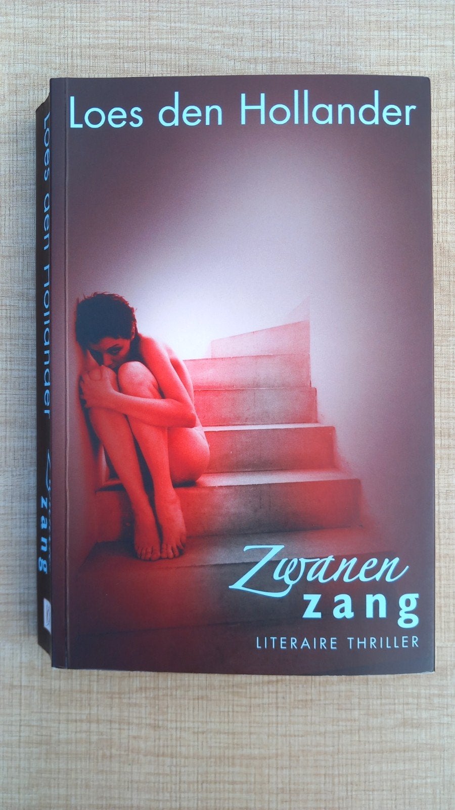 Loes den Hollander - Zwanenzang (Literaire thriller), Ophalen of Verzenden, Zo goed als nieuw, Loes den Hollander, Nederland