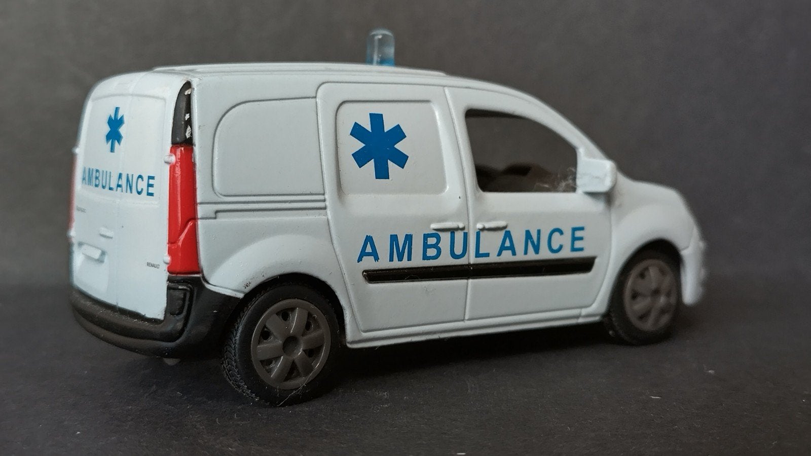 Renault Kangoo Ambulance 1:43 Newray Pol, Overige merken, Auto, Verzenden, .