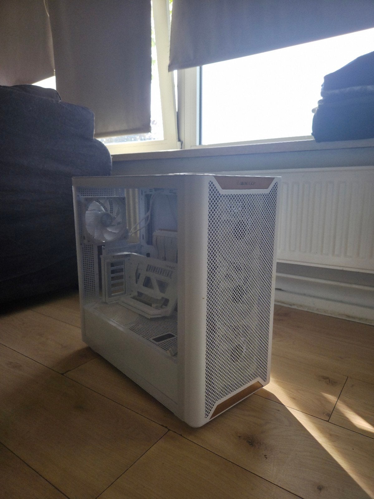 antec nieuwe pc case + gpu stand, Ophalen, Zo goed als nieuw