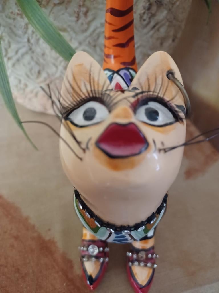 Toms Drag Kat Poes Beeldje - Uniek en Kleurrijk, Verzamelen, Beelden en Beeldjes, Zo goed als nieuw, Dier, Ophalen of Verzenden