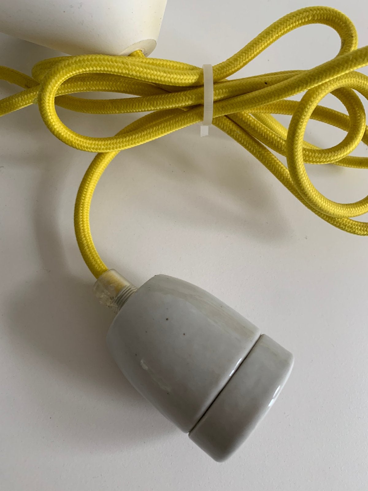 Pendel hanglamp/fitting, plafondkap en geel stijkijzersnoer, Huis en Inrichting, Ophalen of Verzenden, Kunststof, E27 (groot)