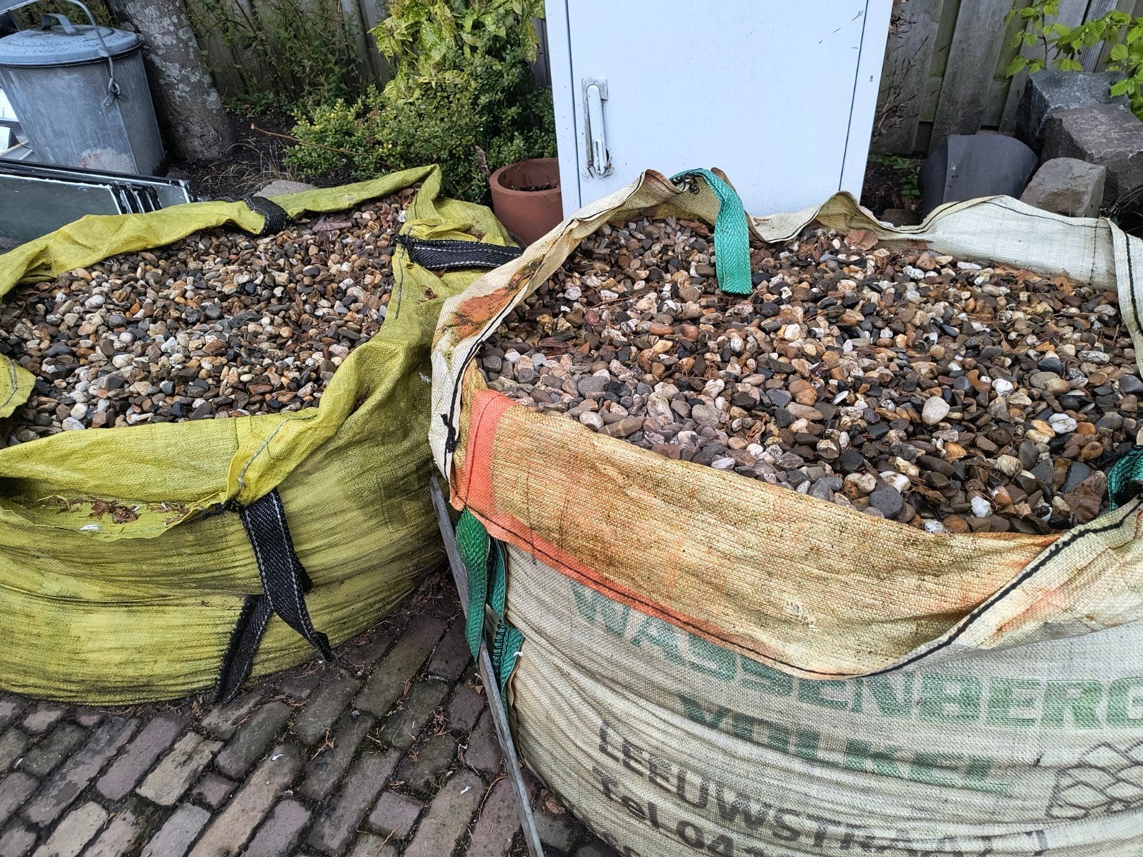 Twee groot zak van Beton steen of tuingrind, Tuin en Terras, Minder dan 3 m³, Ophalen