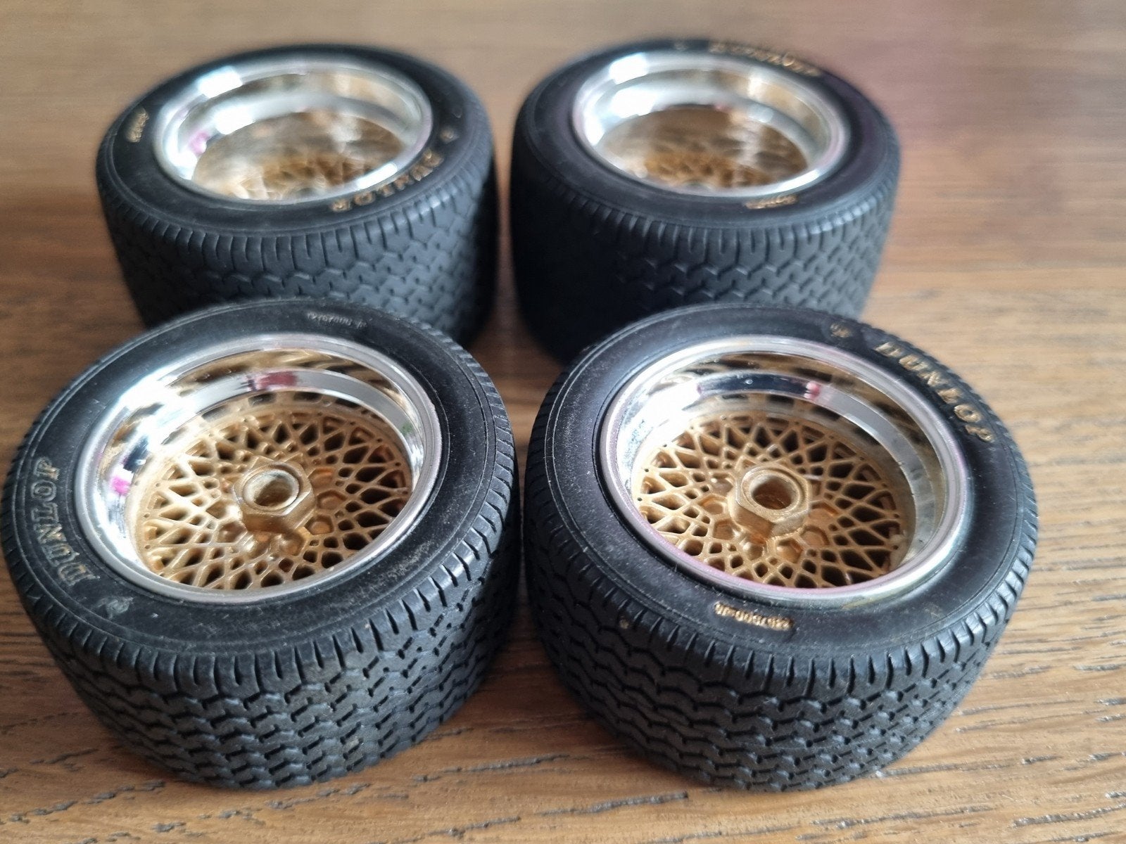 Set van 4 Dunlop banden met gouden velgen - schaalmodel, Overige merken, Gebruikt, Auto, 1:32 tot 1:50