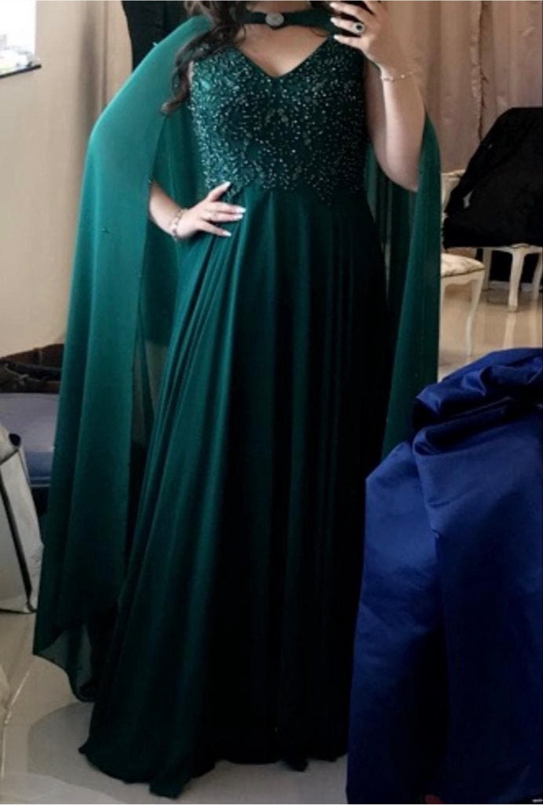Prachtige smaragdgroene avondjurk met cape, Kleding | Dames, Ophalen of Verzenden, Zo goed als nieuw, Groen, Onder de knie
