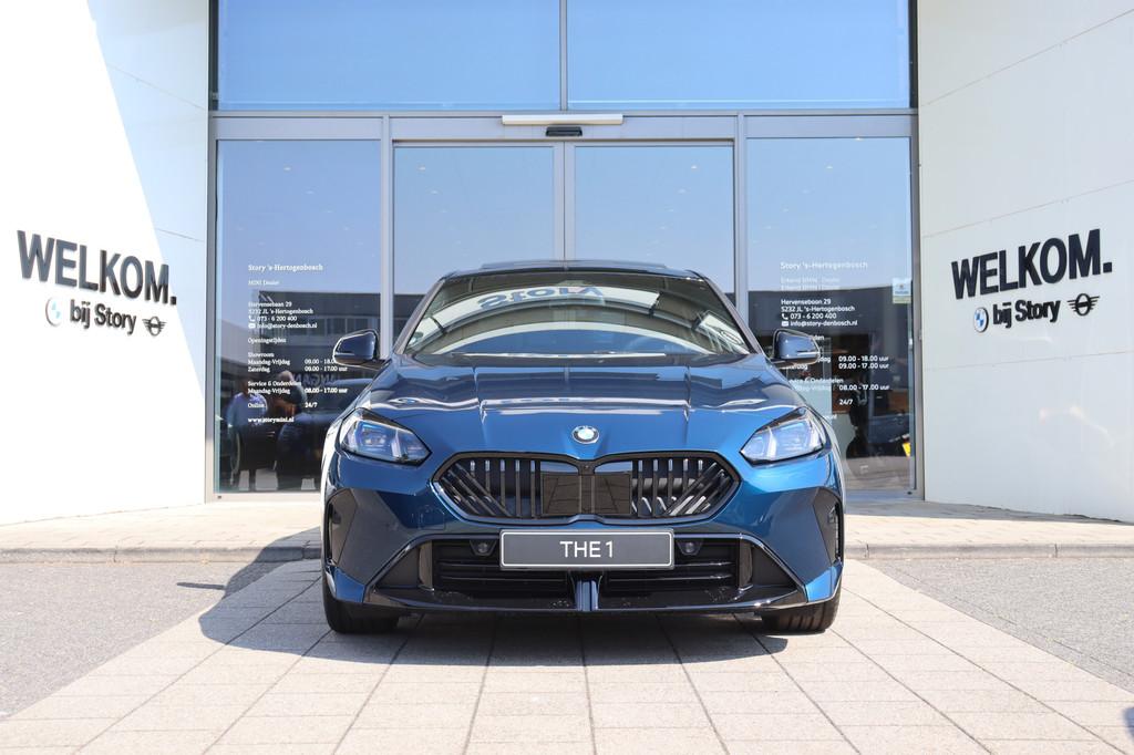 BMW 1 Serie 120 M Sport Automaat / Panoramadak / Trekhaak /, Zwart, 156 pk, Blauw, Bedrijf