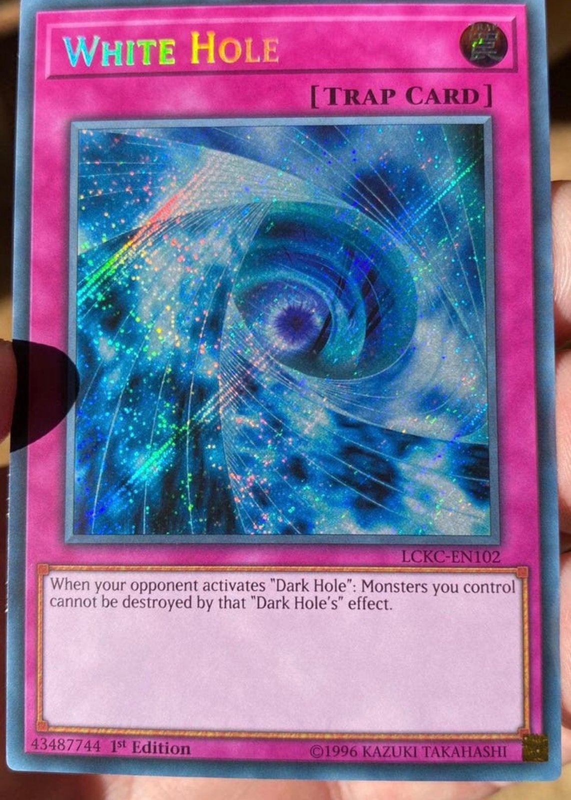 Yu-Gi-Oh! White Hole LCKC 1st Edition !, Hobby en Vrije tijd, Verzamelkaartspellen | Yu-gi-Oh!, Ophalen of Verzenden, Zo goed als nieuw