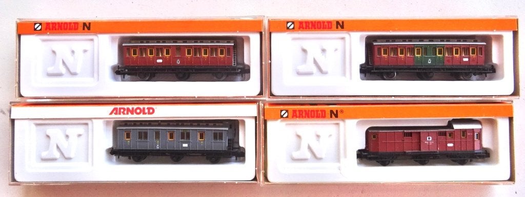 Arnold 4-delige personenwagon set, Hobby en Vrije tijd, Arnold, Gelijkstroom, Ophalen of Verzenden, Nieuw