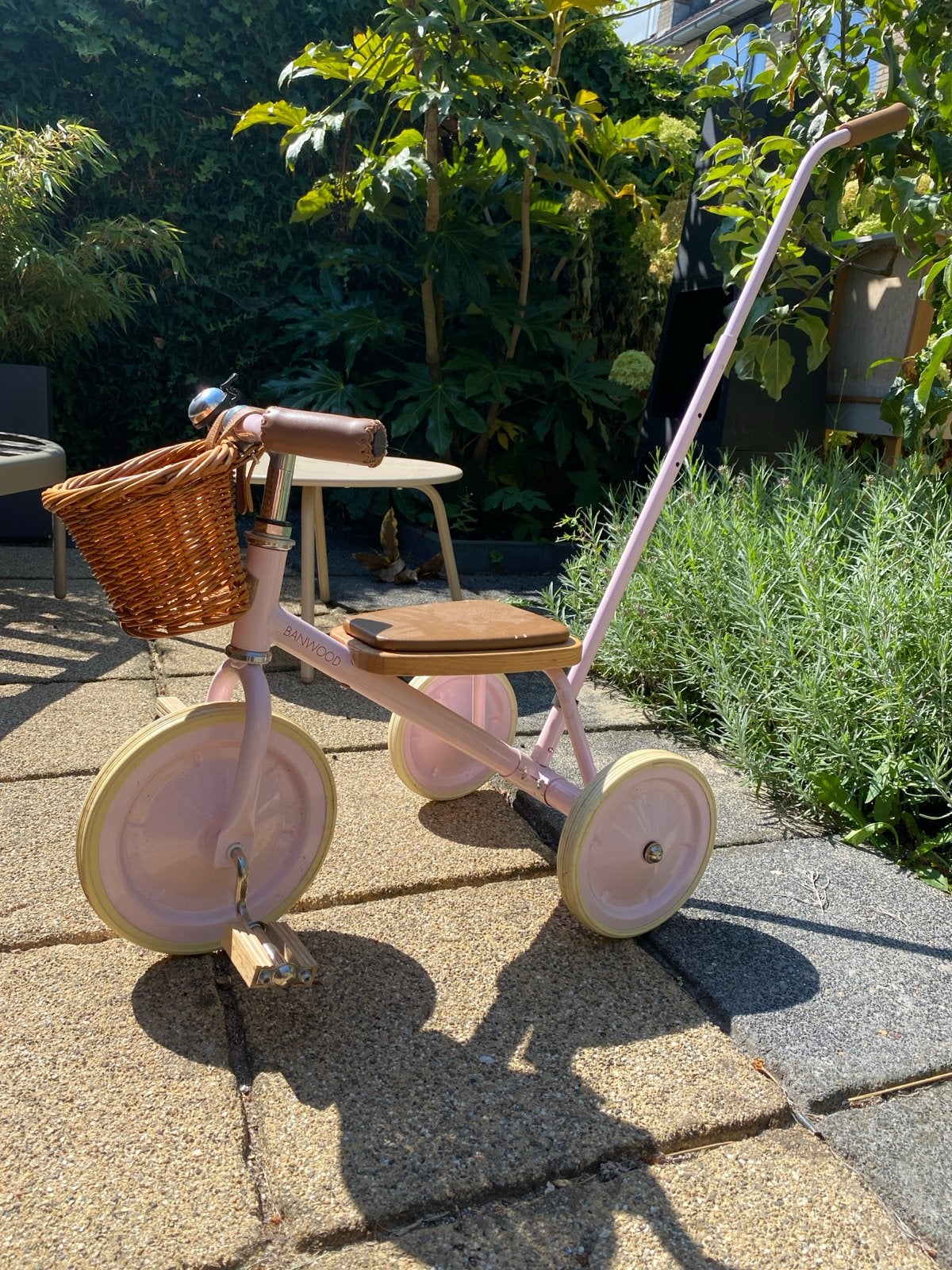 Banwood loopfiets roze met duwstang en mandje, Ophalen, Gebruikt, Duwstang