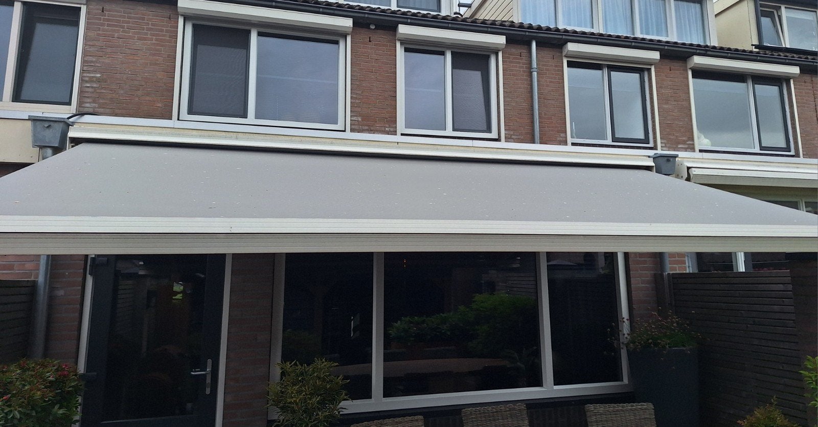 Zonnescherm knikarm, elektrisch, lichtgrijs doek, Ophalen, Gebruikt, Elektrisch, 150 tot 300 cm