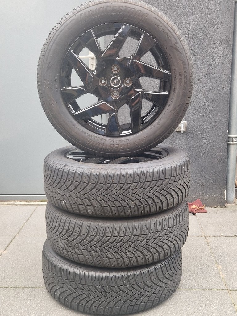 opel mokka  4 Bridgestone winterbanden met zwarte velgen