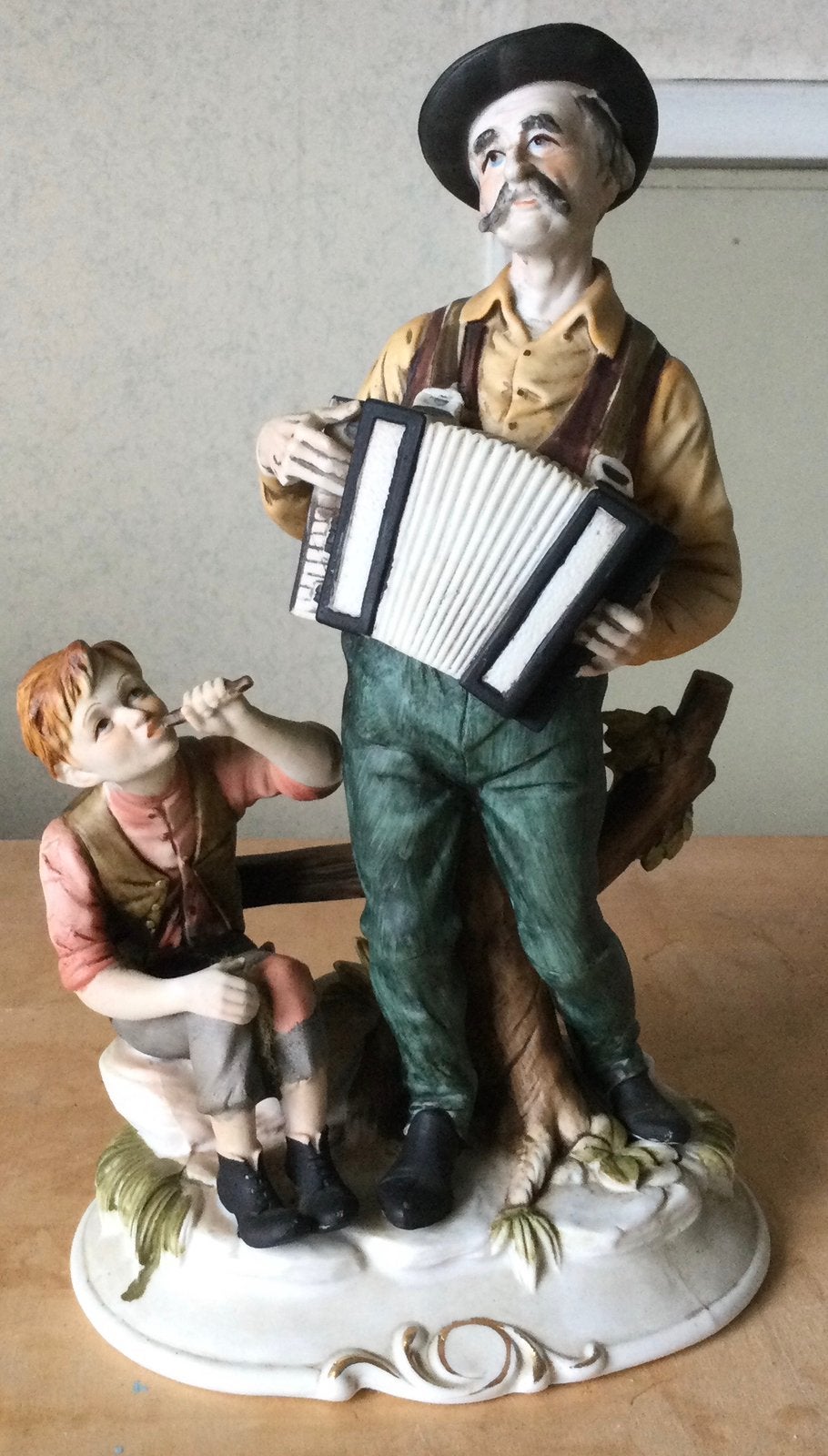 Porseleinen man met harmonica en jongen met fluit, Verzamelen, Beelden en Beeldjes, Ophalen of Verzenden, Zo goed als nieuw, Mens