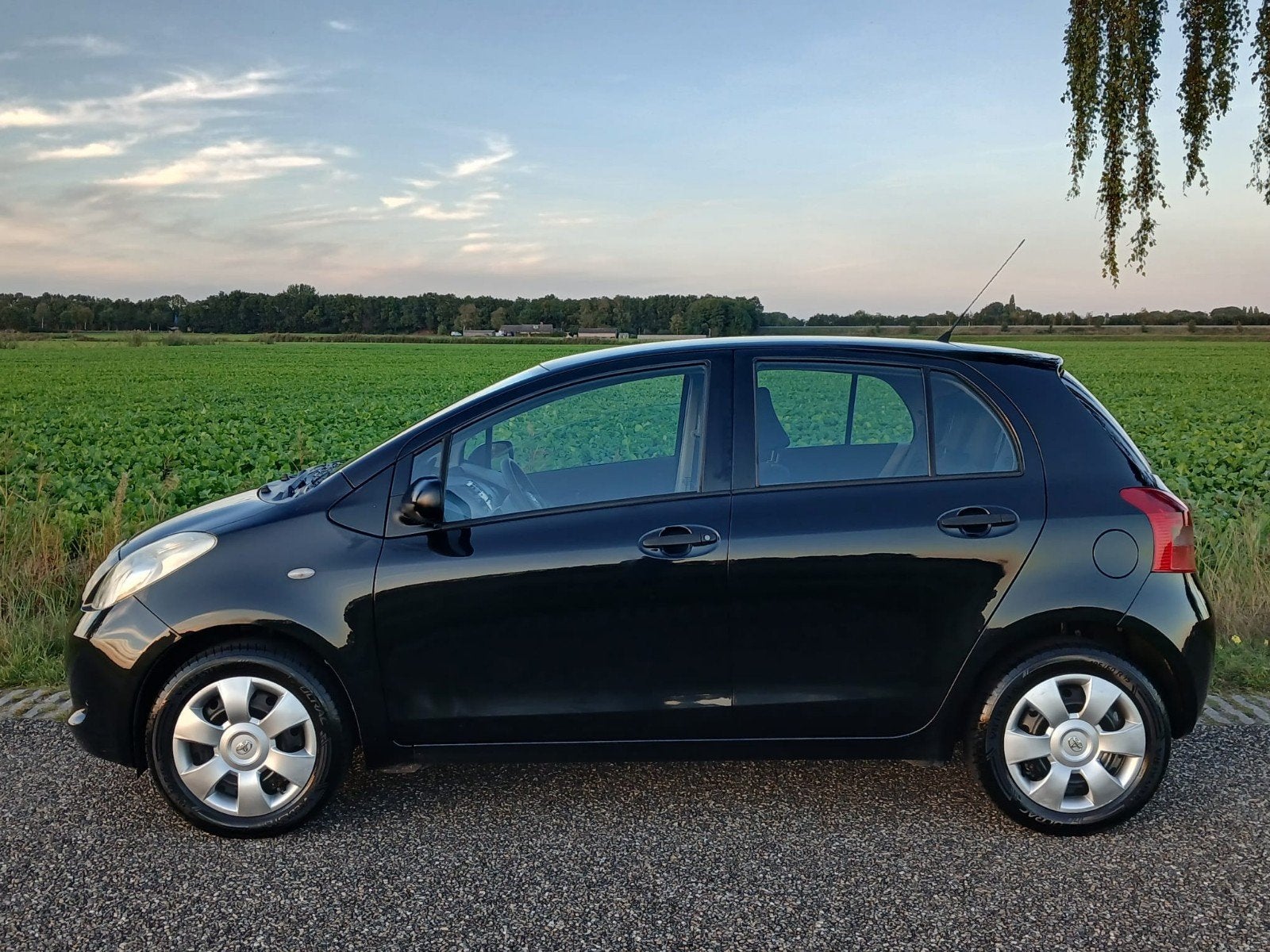 Foto 7 van Toyota Yaris 1.3 16V AIRCO 5 deurs NIEUW APK