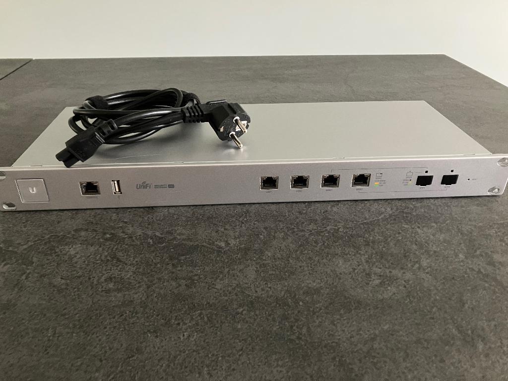 Ubiquiti UniFi PRO-4 Security Gateway 10 GB/s, Computers en Software, Routers en Modems, Gebruikt, Router met modem, Ophalen