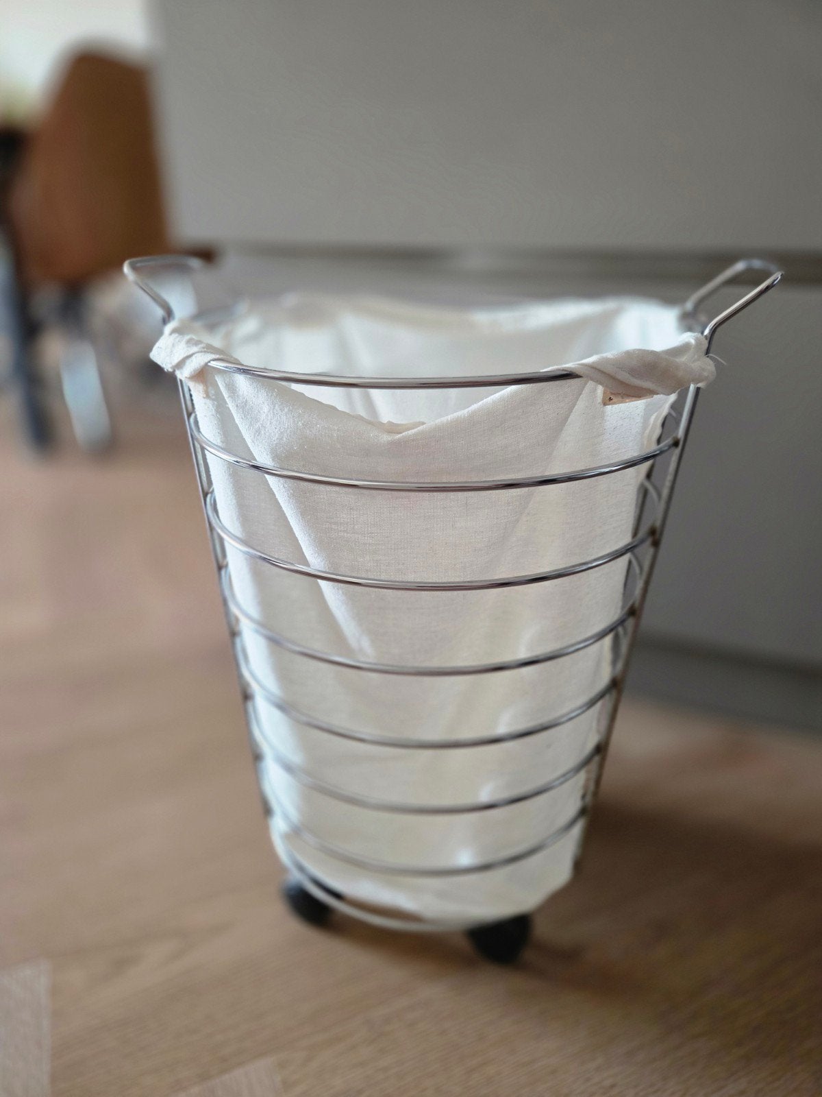Wasmand  rvs op wieltjes, Ophalen of Verzenden, Gebruikt, Wit, Overige materialen