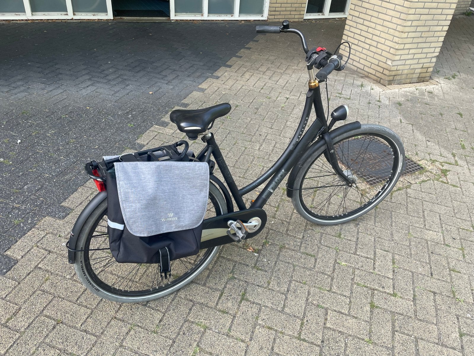 Zwarte damesfiets met lage instap en fietstassen, Fietsen en Brommers, 51 tot 55 cm, Ophalen, Gebruikt, Batavus