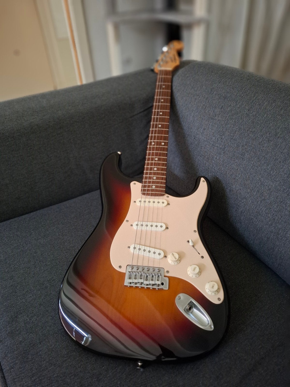 Fender Squier Sunburst Stratocaster Gitaar, Muziek en Instrumenten, Snaarinstrumenten | Gitaren | Elektrisch, Ophalen, Zo goed als nieuw