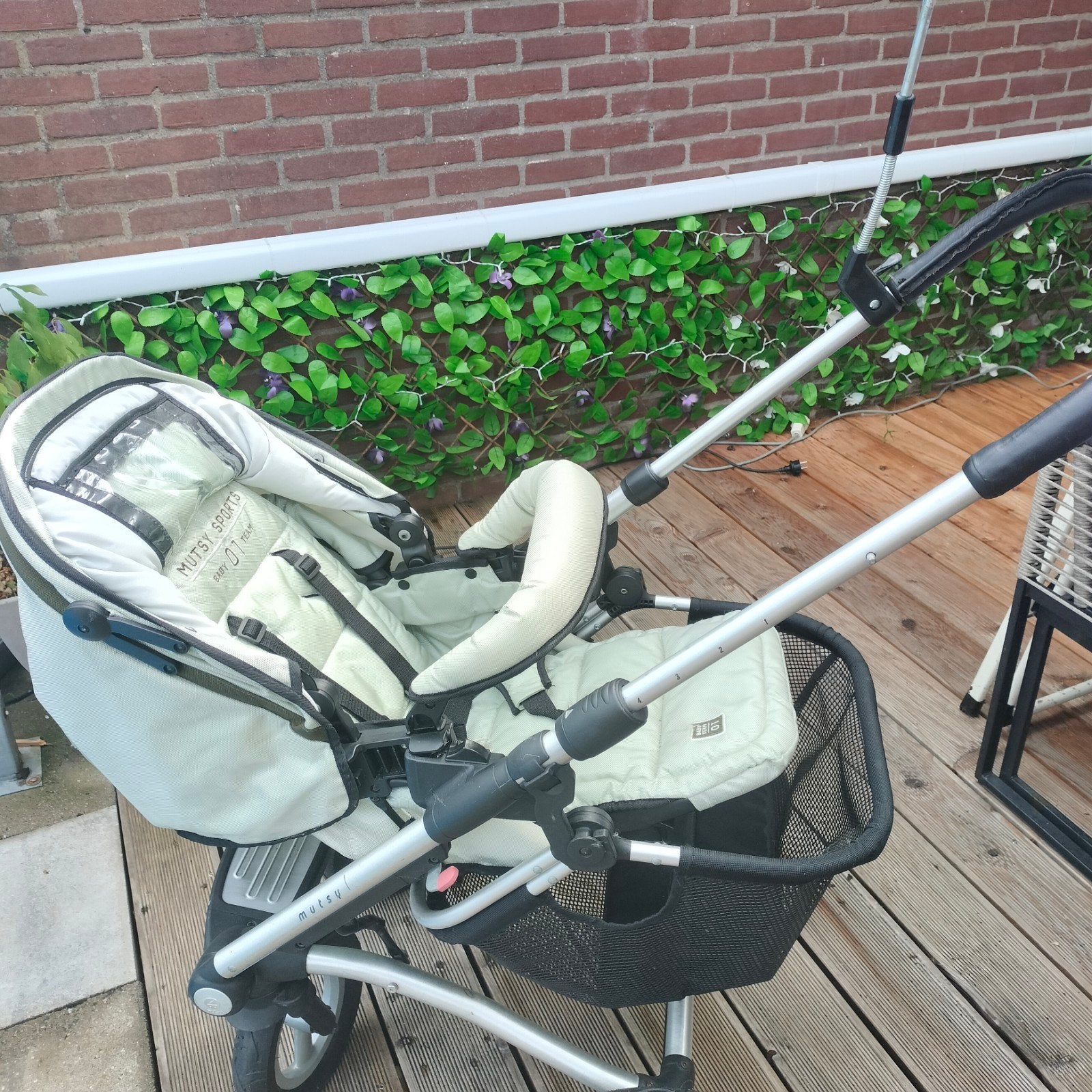 Mutsy kinderwagen met reiswieg en autostoel, Ophalen of Verzenden, Zo goed als nieuw, Combiwagen, Met autostoeltje