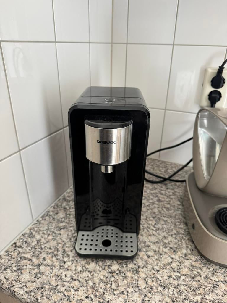 Daewoo heetwaterdispenser/ waterkoker, 1 tot 2 liter, Ophalen, Zo goed als nieuw