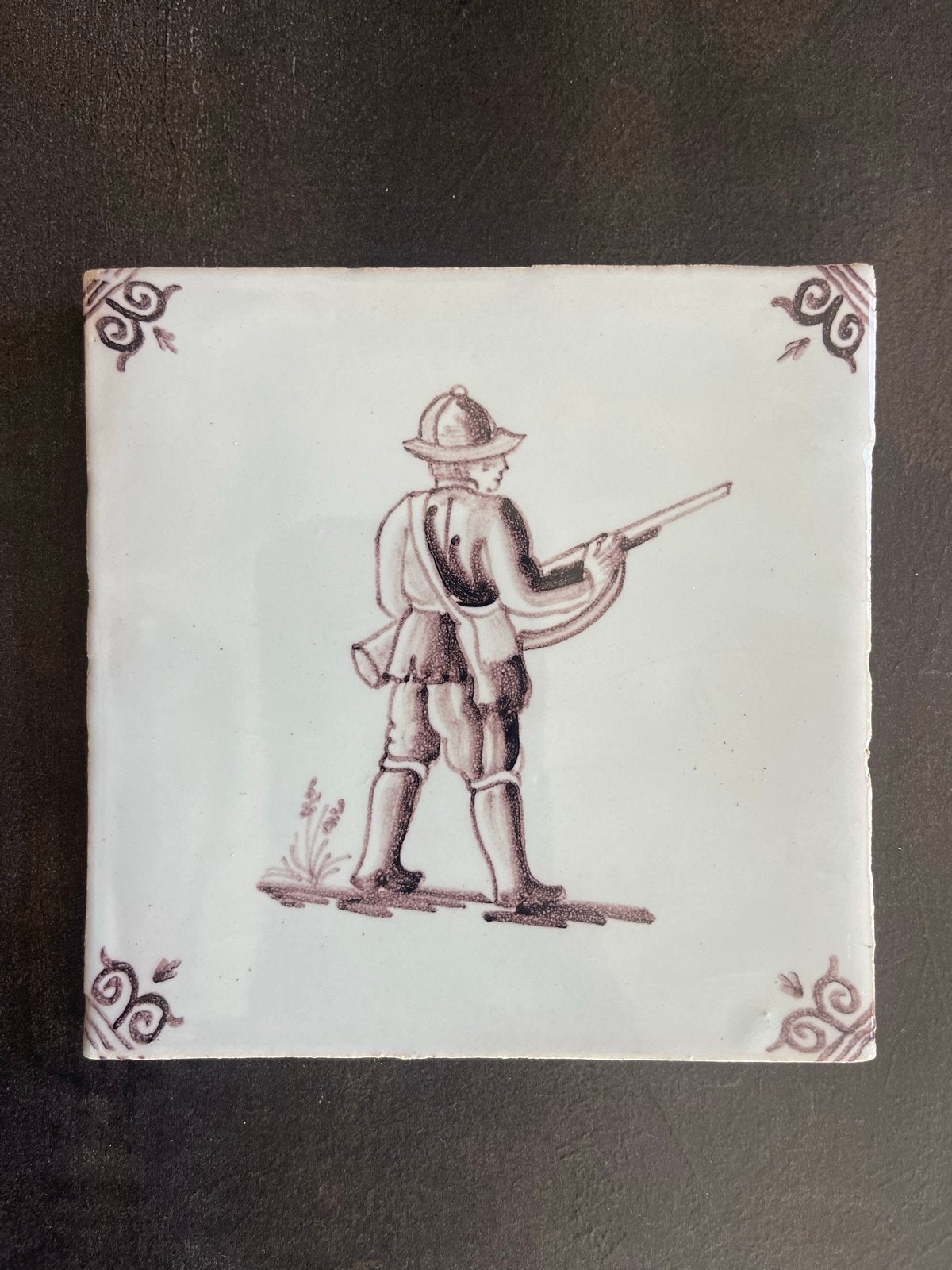 Antieke Tegel 13x13cm met Musketier Afbeelding, Ophalen of Verzenden