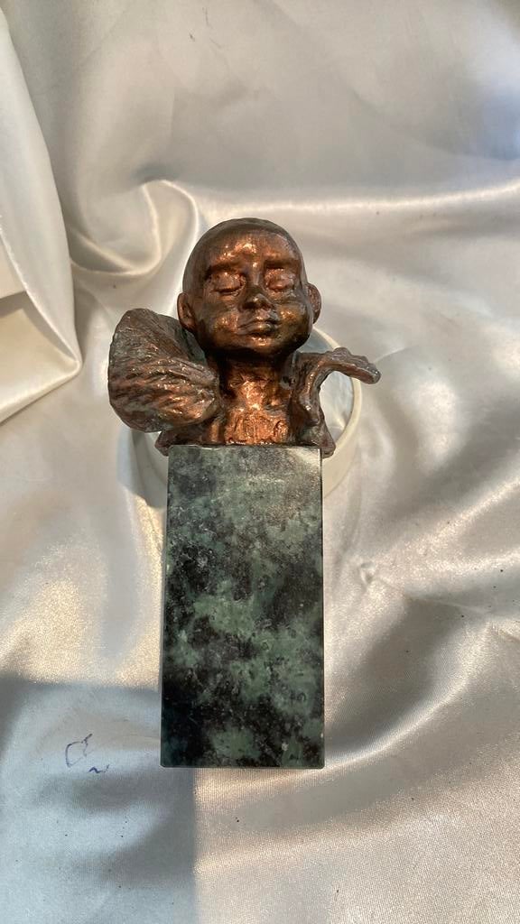 Bronzen hoofdje in hoge kraag op groen marmeren sokkel, Antiek en Kunst, Kunst | Beelden en Houtsnijwerken, Overige onderwerpen
