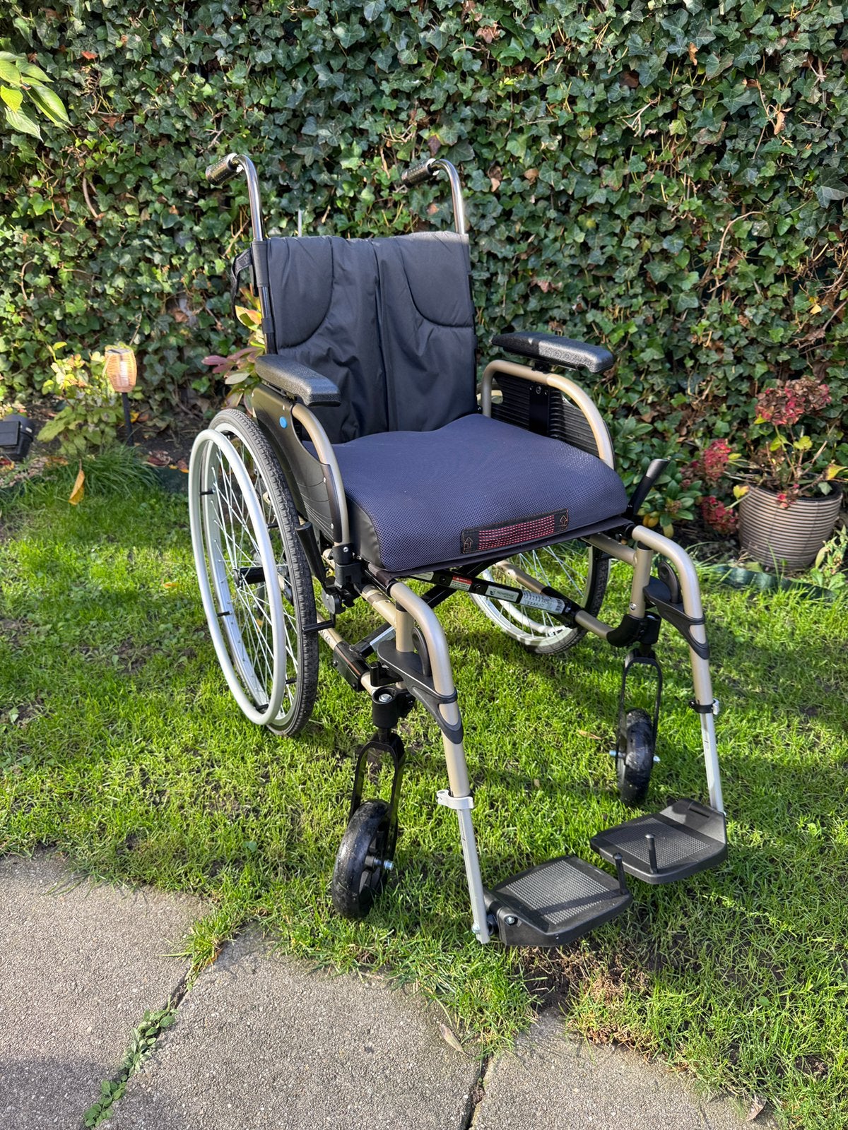 Rehasense Icon 40 rolstoel | Als nieuw | Inclusief gelkussen, Diversen, Ophalen, Zo goed als nieuw, Duwrolstoel