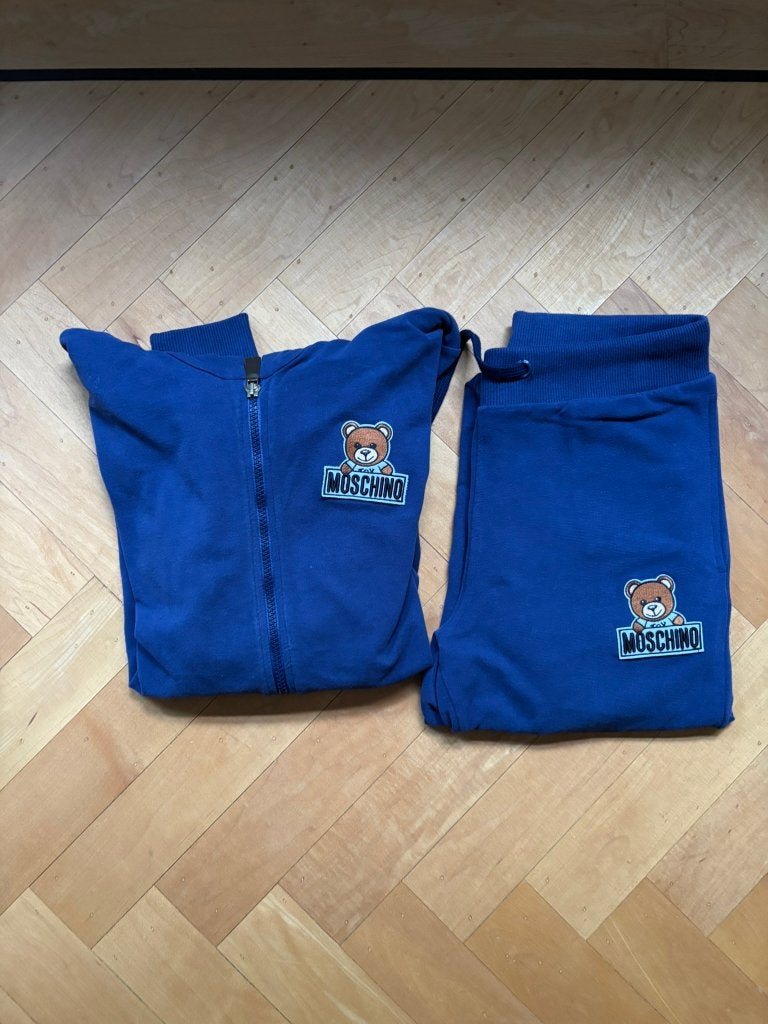 Moschino trainingspak blauw maat 164 13-14 jaar als nieuw!, Kinderen en Baby's, Kinderkleding | Maat 164, Moschino, Jongen of Meisje