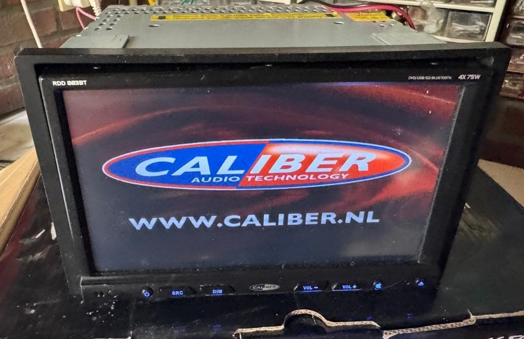 goedwerkende Caliber Autoradio.FM AM CDDVD USB SD MET CAMERA, Auto diversen, Autoradio's, Ophalen of Verzenden, Gebruikt