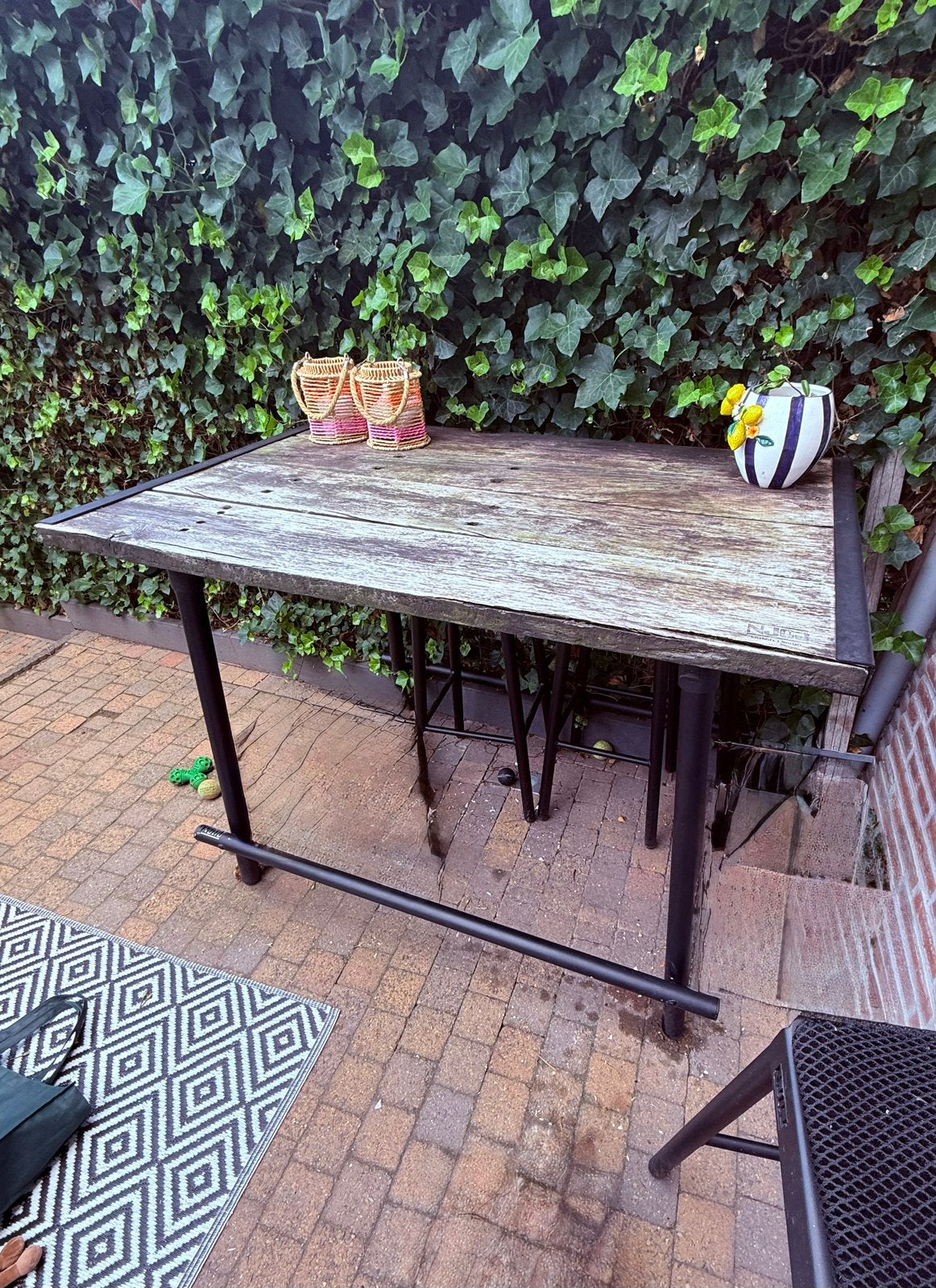 NJOJ Bartafel met 4 barkrukken en kussentjes van spoorbielze, Ophalen, Gebruikt, 90 cm of meer, 4 krukken