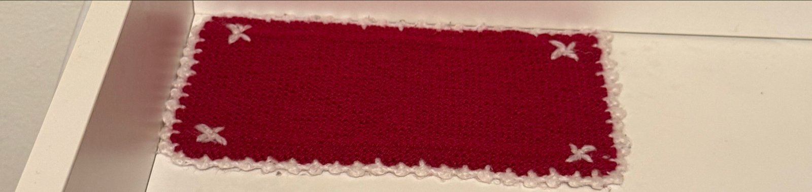 Rood vilt rechthoek met witte rand en kruisjes, Ophalen, Nieuw, Los Vilt, Wolvilt
