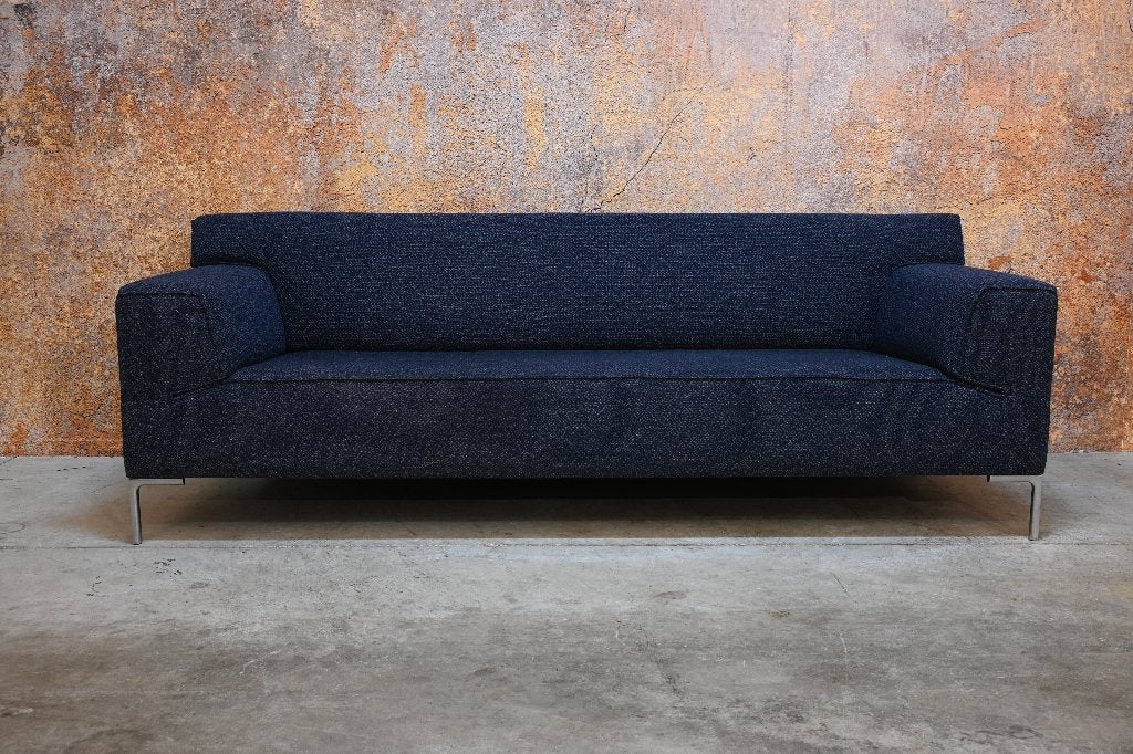 ZGANieuw blauwe stoffen Design on Stock Bloq 3 zitsbank, Huis en Inrichting, Banken | Bankstellen, Design on Stock, 75 tot 100 cm